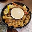 Una foto de Calamari de un restaurante