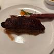 Una foto de 20 oz New York Strip Sirloin de un restaurante