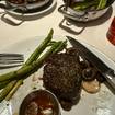 Una foto de Petite Filet Mignon de un restaurante