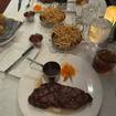 Una foto de New York Strip de un restaurante