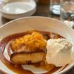Een foto van caramel peach shortcake van een restaurant 