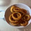 Una foto de Panko Breaded Onion Rings de un restaurante