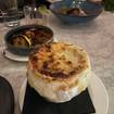 Una foto de French Onion Soup de un restaurante