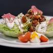 Una foto de Wedge Salad de un restaurante