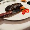 Una foto de 14 oz Prime New York Strip Sirloin de un restaurante