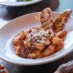 Una foto de Rigatoni Bolognese de un restaurante
