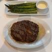 Una foto de Ribeye 16 oz de un restaurante