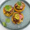 Una foto de sopes de un restaurante