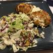 Una foto de Lump Blue Crab Cakes de un restaurante