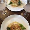 Una foto de Signature Crab Cakes de un restaurante