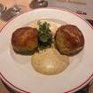 Una foto de Grilled Crab Cakes de un restaurante
