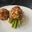 Una foto de Signature Crab Cakes de un restaurante