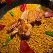 Una foto de paella valencia de un restaurante