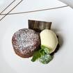 Una foto de Warm Chocolate Torte de un restaurante