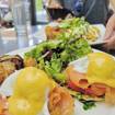 Una foto de Salmon Benedict de un restaurante