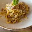 Una foto de spaghetti Carbonara de un restaurante