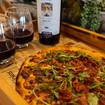 Una foto de Pizza & Wine Night de un restaurante