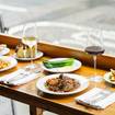 Una foto de The large table de un restaurante