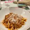 Una foto de Fettuccine Bolognese de un restaurante