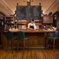 foto del ristorante grapes - fairmont banff springs