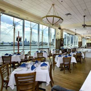 10 Restaurants Near Navy Pier Opentable Riva Crabhouse On Navy Pier
