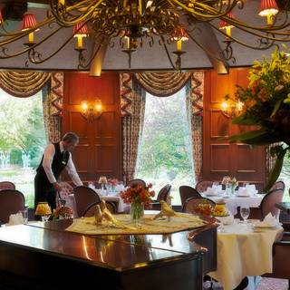 10 Restaurants Near The Wilshire Grand Hotel Opentable The Manor Fine Buffet Dining