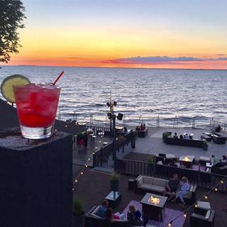 10 Restaurants Near Mckinley Mall Opentable Dos On The Lake