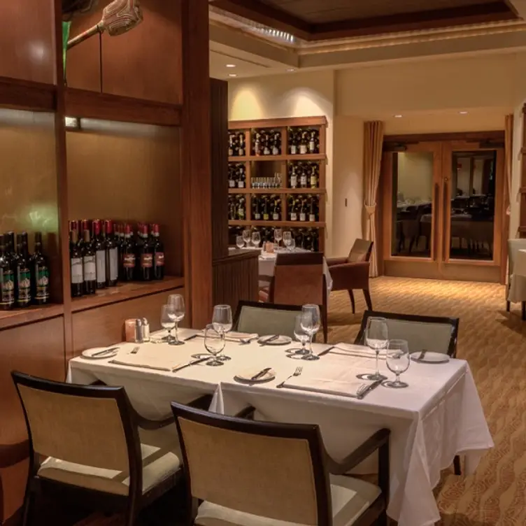 Dining Room Scene - Farraddays Steakhouse at Harrah’s Pompano Beach, Pompano Beach, FL