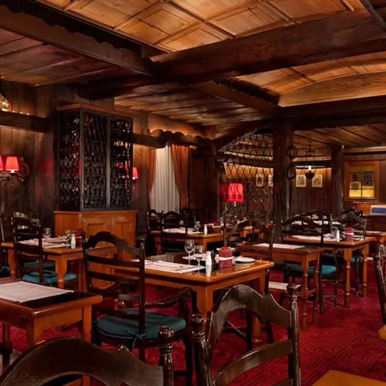 Phk-chesa-interior - Chesa - The Peninsula Hong Kong Hong Kong Hong Kong