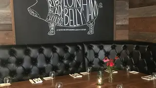 Una foto del restaurante Ideal Tavern