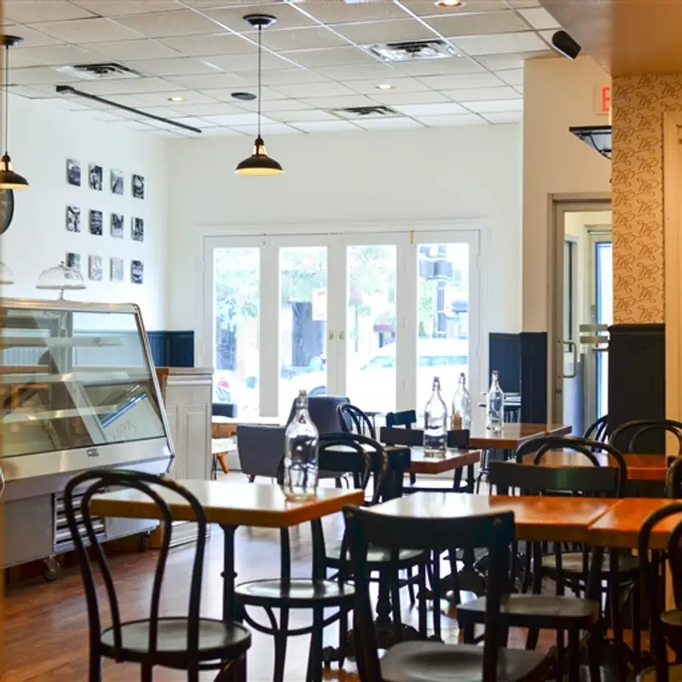 Maison Parisienne - French Café, Chicago, IL
