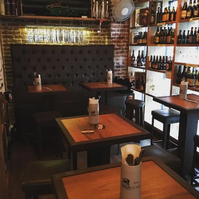 Lion - Lionsbeerstore, New York, NY