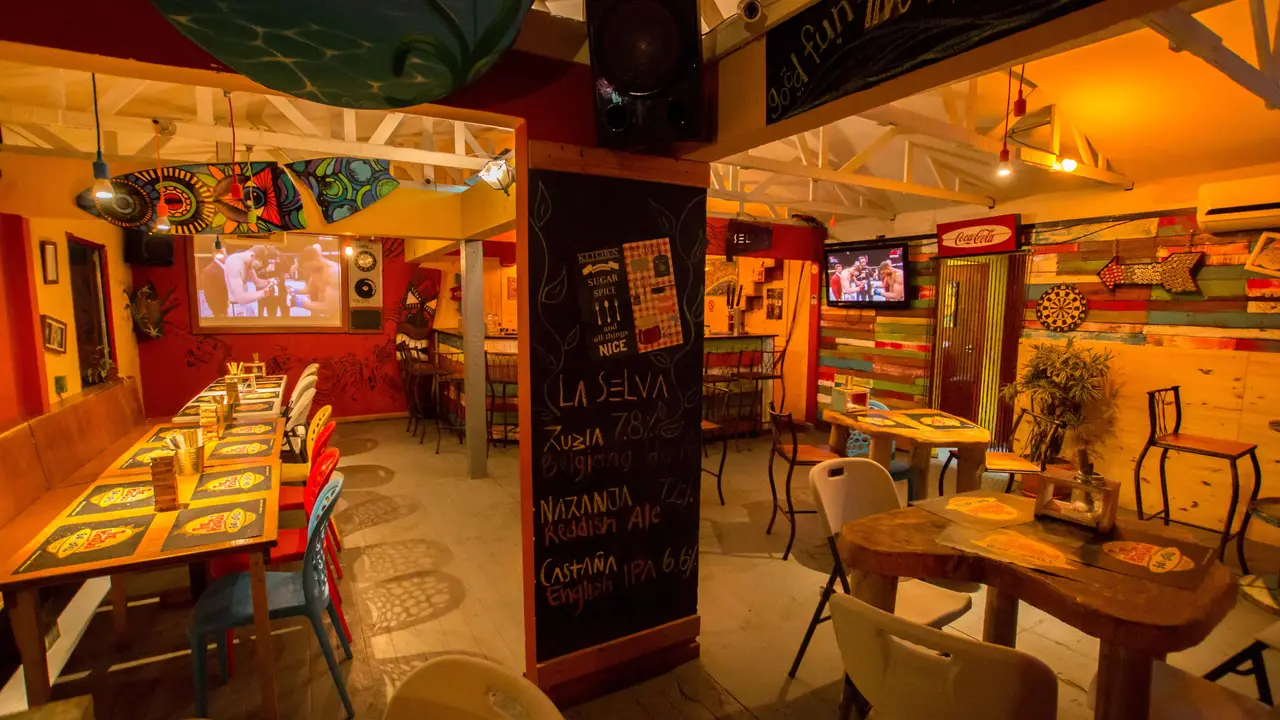 The HangOut CR, Jaco, Puntarenas