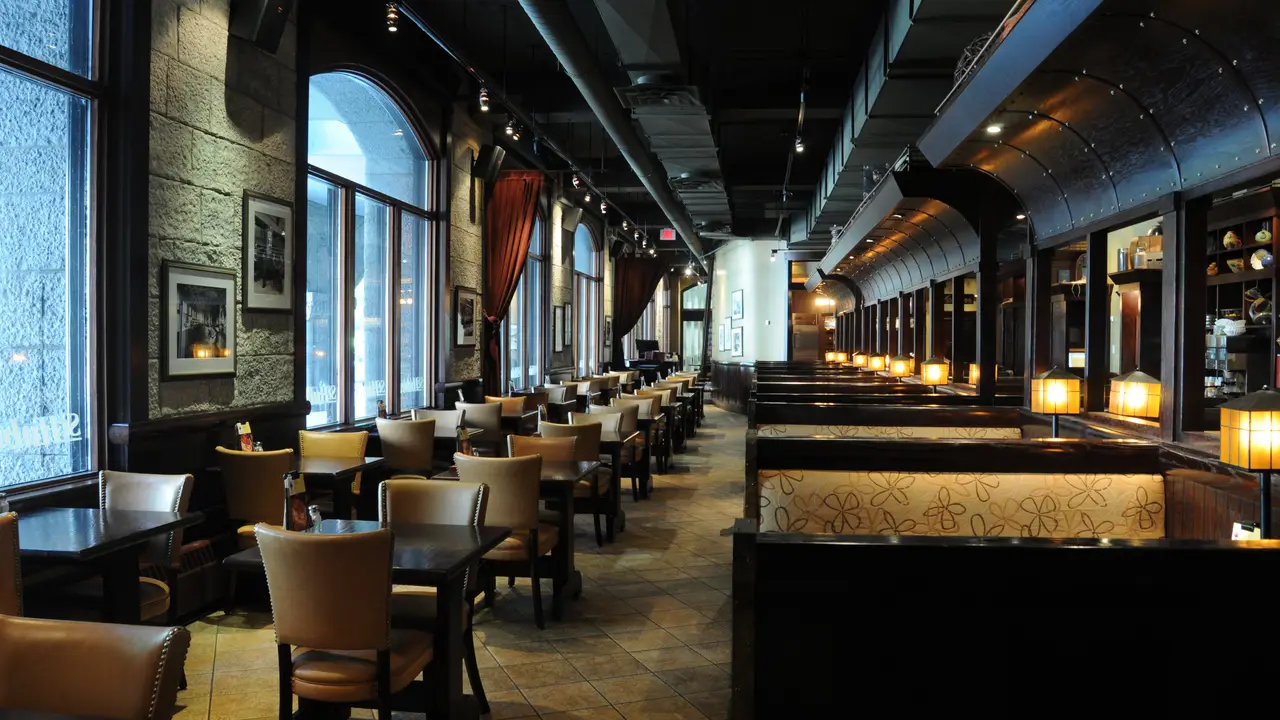 Rotisserie St-Hubert - Gare Windsor - Permanently Closed, Montréal, QC