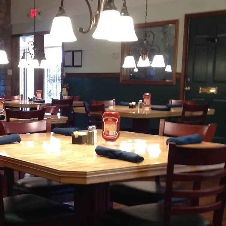 Dining Area - Shilohs Restaurant, Tilton, NH