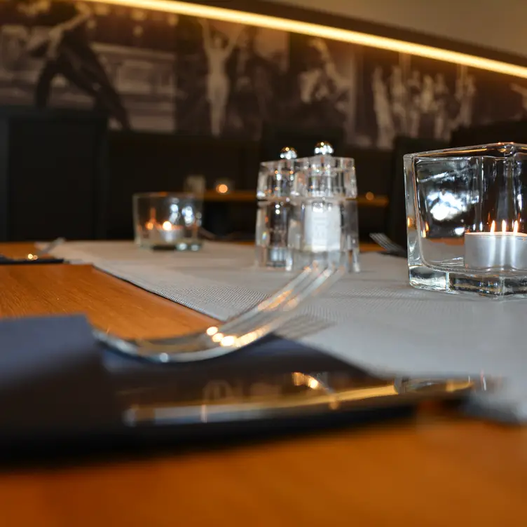 Menagen Kerze Schwan - Restaurant Schwan im Deutschen Theater - Permanently Closed, München, BY