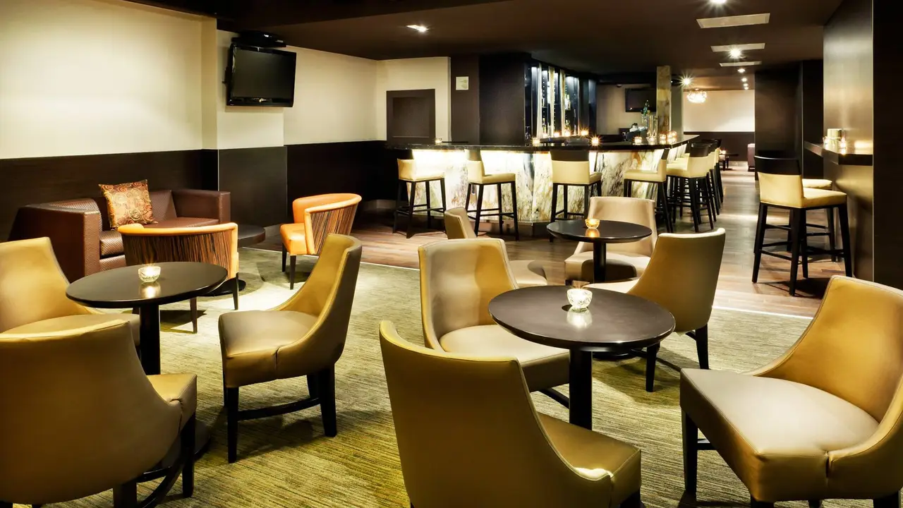 Thirty Bar - Holiday Inn Toronto Downtown Center, Toronto, ON