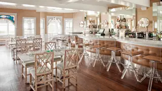 Una foto del restaurante The Tides Beach Club