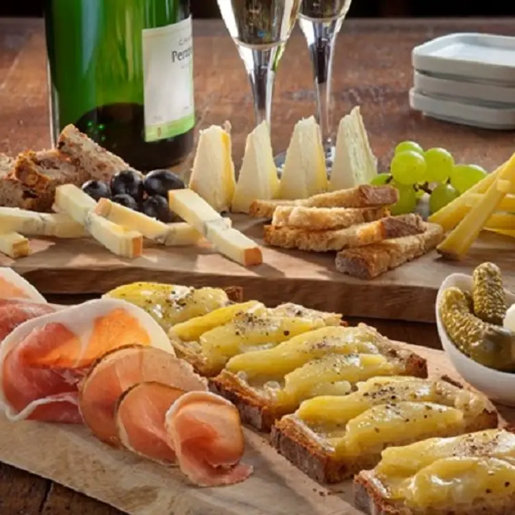 Champagne + Fromage - Covent Garden, London, 