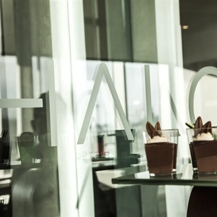 Halo Bar & Bistro - Renaissance Edmonton Airport, Edmonton International Airport, AB