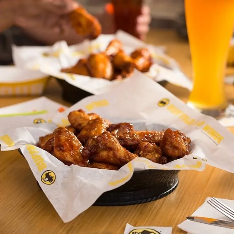 Buffalo Wild Wings - Springfield - North Dirksen Parkway, Springfield, IL