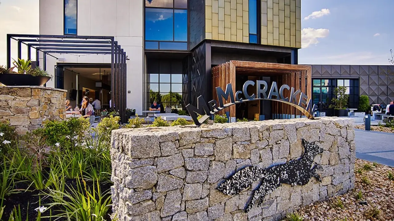Mr McCracken Bar and Restaurant，AU-VICEssendon Fields