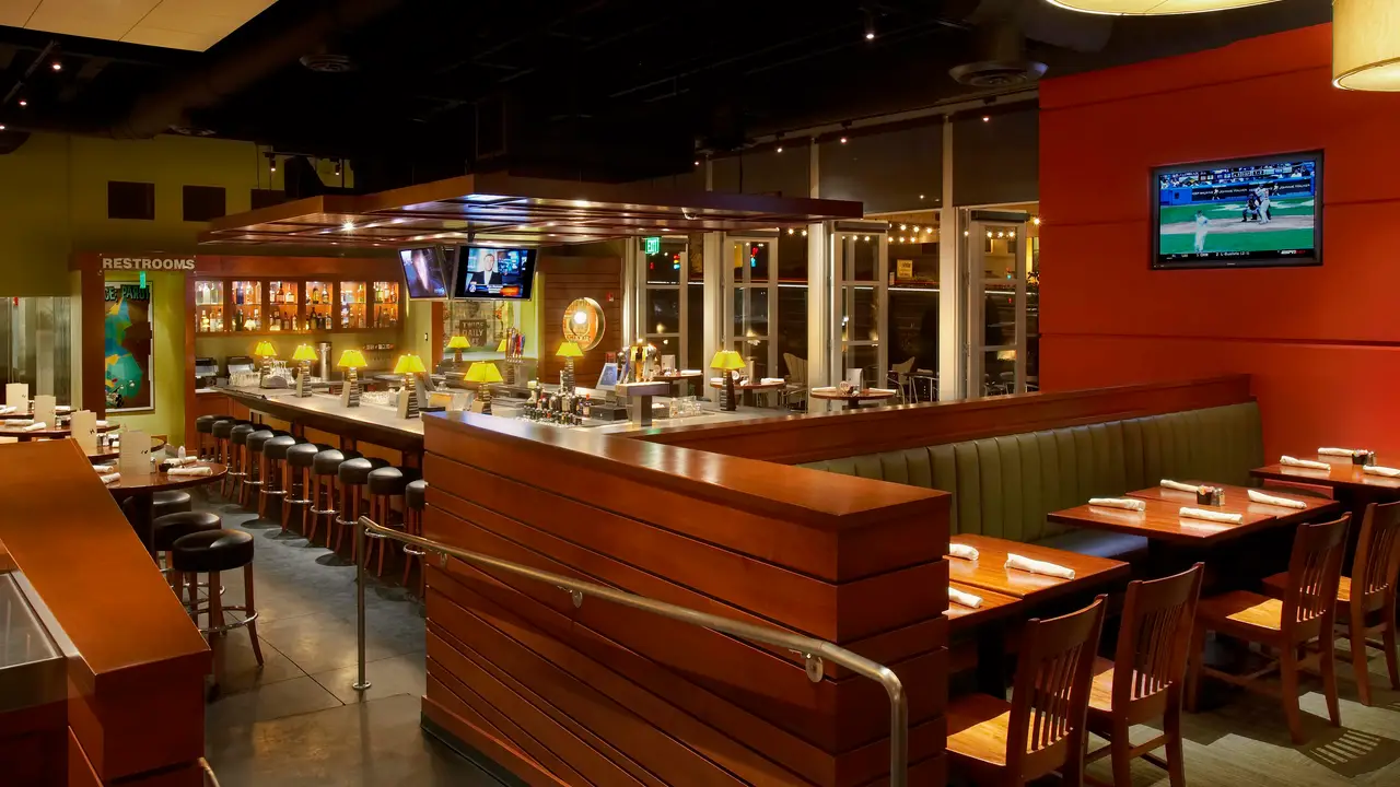 Houlihan's - Houlihan's - Strongsville - Permanently Closed, Strongsville, OH