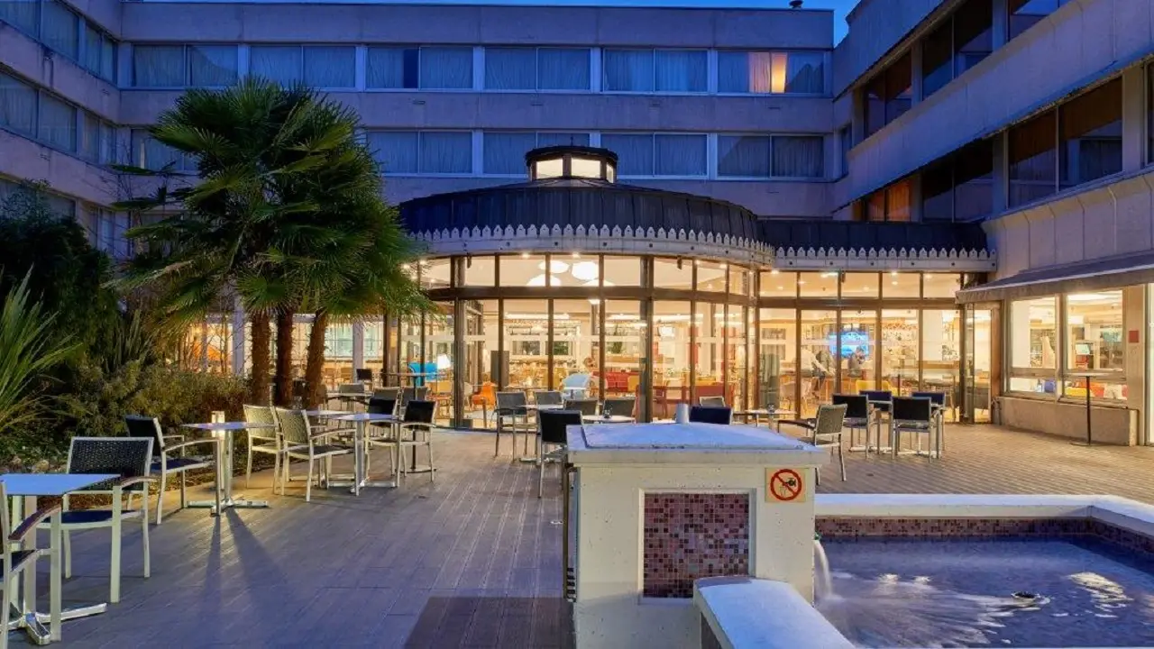 --holyday Inn Bougival By Laurent Descloux - Holiday Inn Paris Versailles Bougival, Paris, Paris