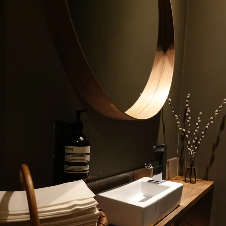 Tanakatsu, London, 