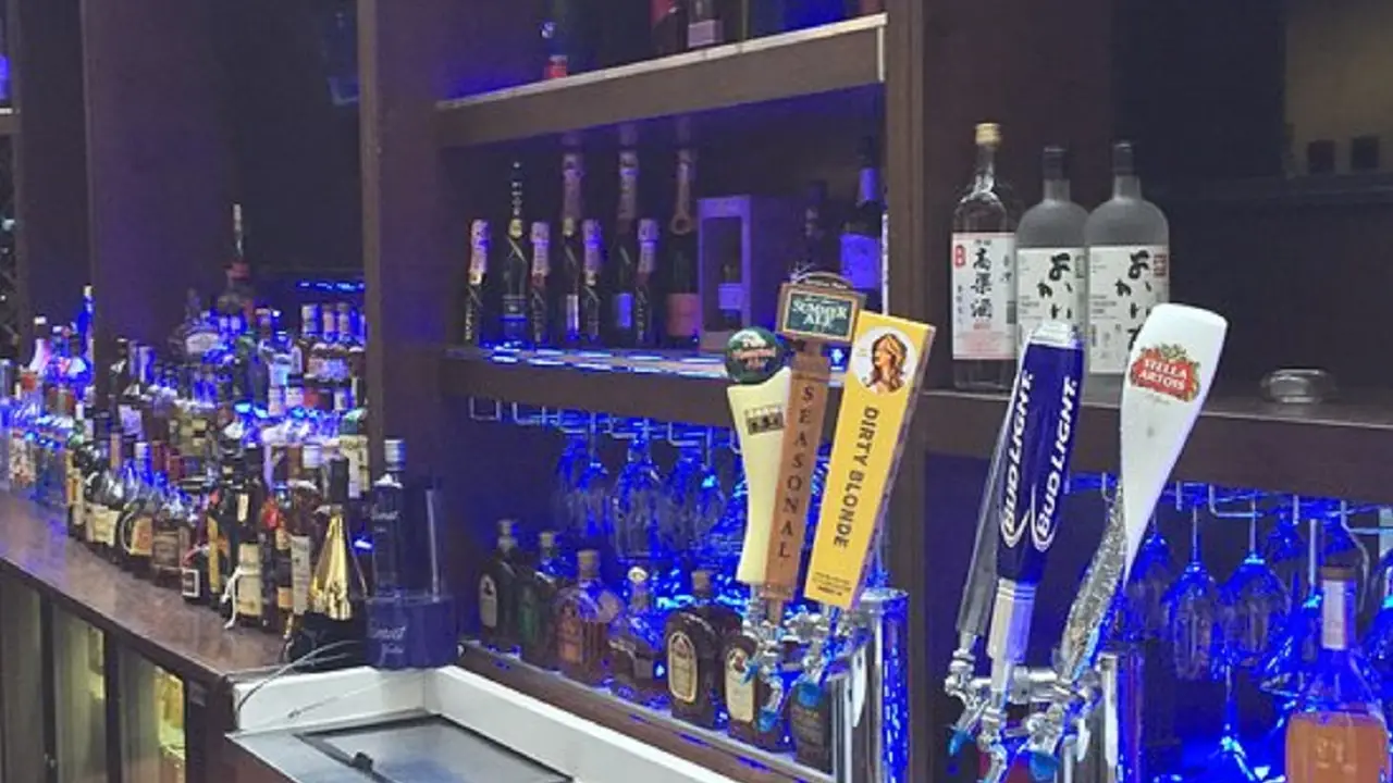 Hollywood Bar & Grill, Romulus, MI