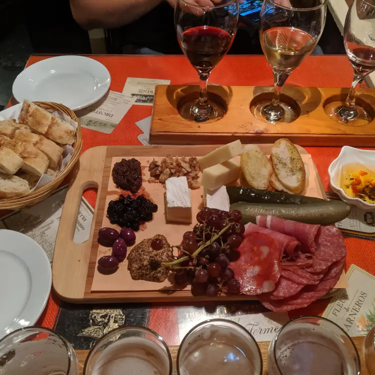 Vineyards Wine Bar & Bistro, Ottawa, ON