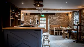 Una foto del restaurante The Cross House Inn