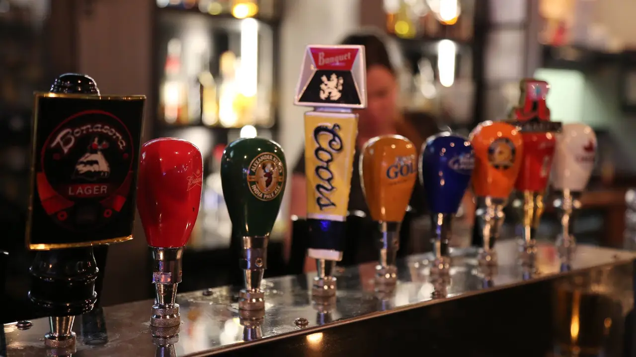 Bonasera Pizza & Sports Bar, Calgary, AB