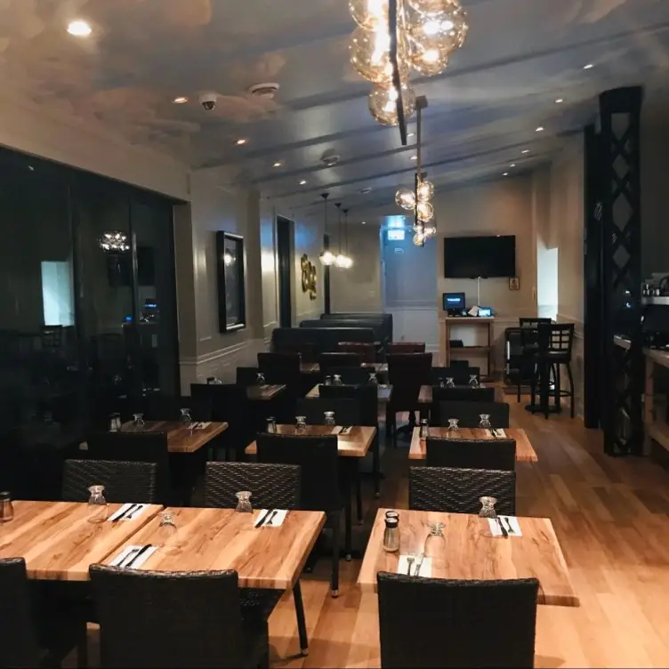 Terrasse Thanos, Montréal, QC